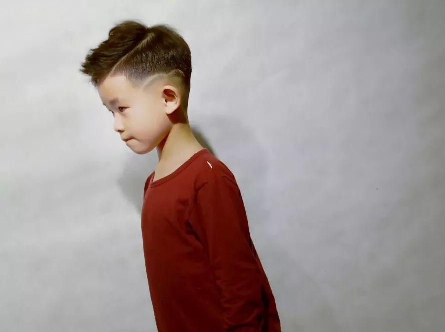 最新兒童發(fā)型推薦,小巷深處的時(shí)尚探索