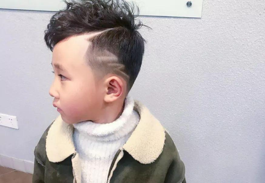 最新兒童發(fā)型推薦,小巷深處的時(shí)尚探索