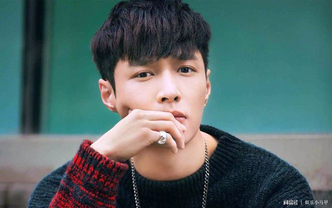 中國男明星星光下的溫馨日常圖片集