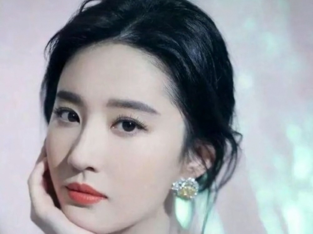 女明星漂亮,女明星漂亮與小巷中的隱藏寶藏