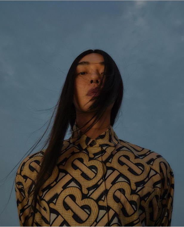 長頭發(fā)男明星與小巷秘密發(fā)藝小店的獨(dú)特故事