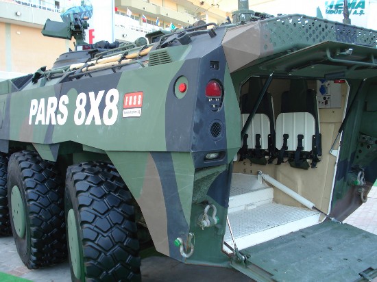 中國最新輪式裝甲車與小城生活的溫馨交融