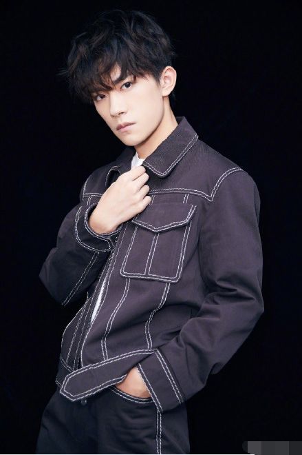 易烊千璽2025最新照片深度聚焦，三大要點揭秘成長軌跡